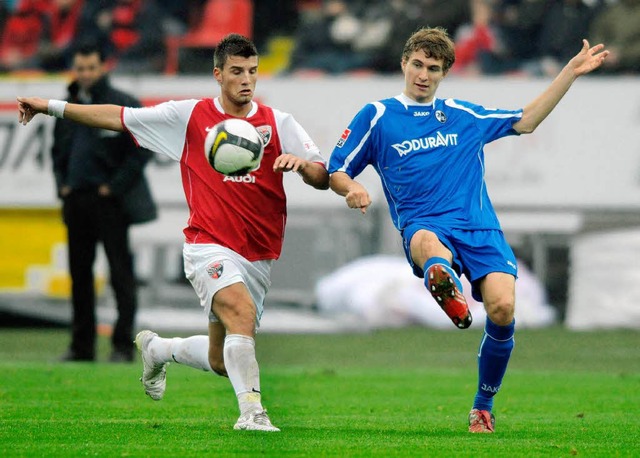 Daniel Schwaab (rechts) im Laufduell gegen Valdet Rama vom FC Ingolstadt.  | Foto: dpa