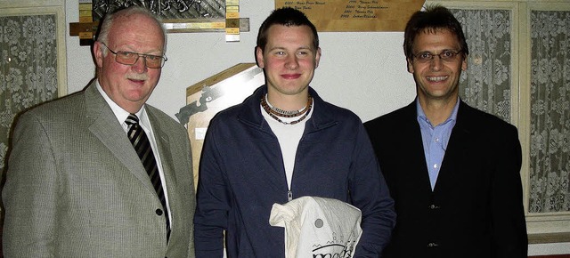 Marchs Brgermeister Josef Hgele (lin...(rechts) gratulierten Dennis Knittel.   | Foto: Mario Schneberg