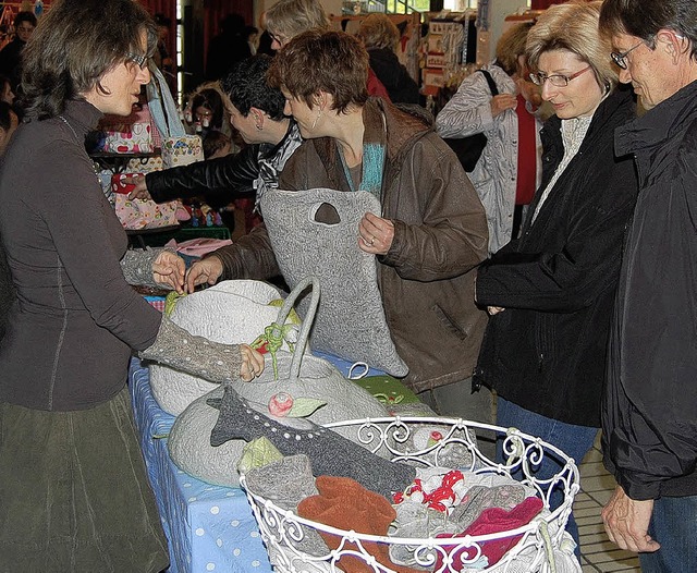 Die 32. Hobbyausstellung war eine Gele... ersten Weihnachtsgeschenke zu kaufen.  | Foto: Valentin Ade