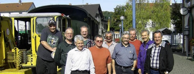 Sechs neue Nebenfahrzeugfhrer und ein...und  Wolfgang Hildebrand (rechts) aus.  | Foto: Sedlak