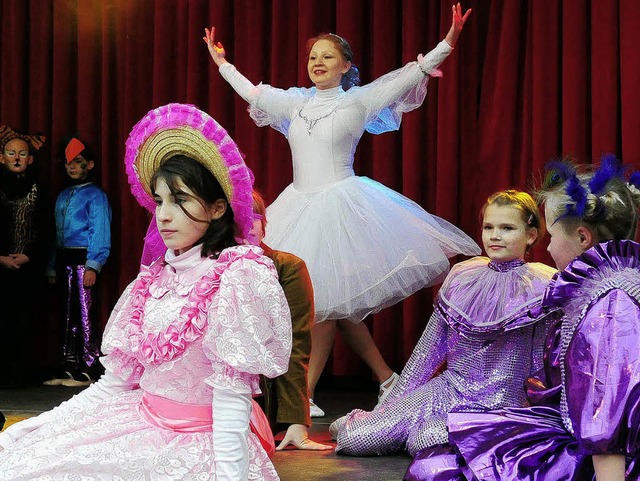 Der Ball ist gerettet, das Kleid  gefu...ball: Prinzessin Lillifee mit Gefolge.  | Foto: Wolfgang Knstle