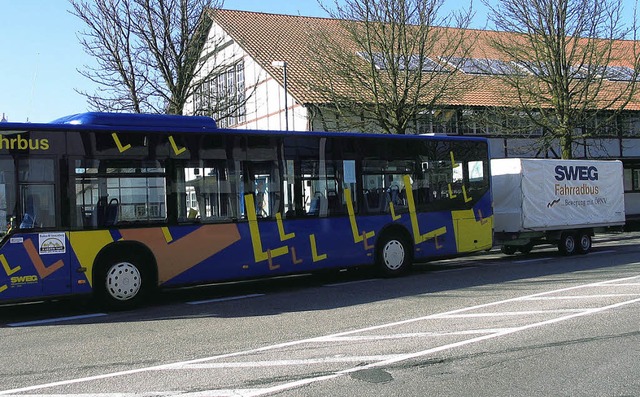 Mit Fahrrdern im Schlepptau: Der Bus auf dem Weg zum Geisberg   | Foto: BZ