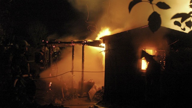 Lichterloh in Flammen stand eine Garte...ei dem Brand kam ein Mann ums Leben.    | Foto: fred thelen