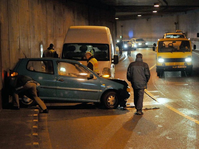 Ein VW-Polo liegt havariert im Schtze...Kontrolle ber sein Fahrzeug verloren.  | Foto: Ingo Schneider