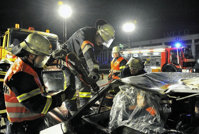 Groeinsatz der Feuerwehr Lrrach bei ... die Menschen im Unfallauto befreien.   | Foto: Andr Roos