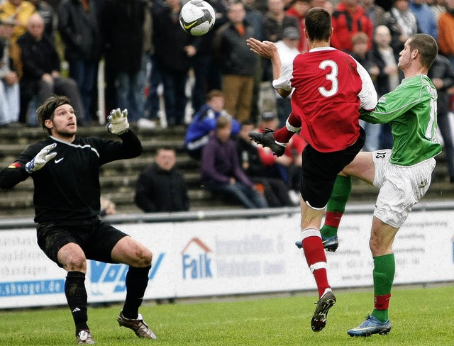 <Bildtext>Nicolas Metz (rechts) hebt  ...Gppert zum 1:1-Ausgleich.</Bildtext>   | Foto:  Faruk nver