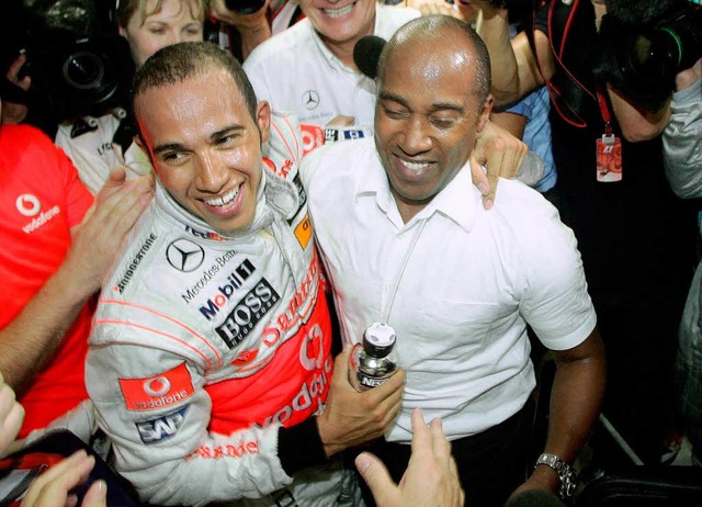 Lewis Hamilton feiert mit seinem Vater Anthony.  | Foto: dpa