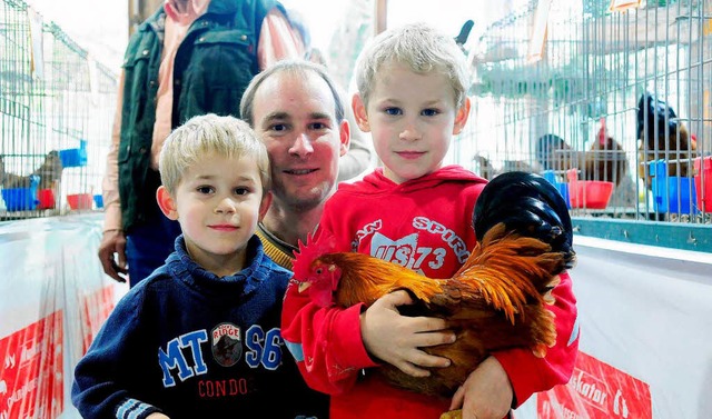 Simon Kaltenbach (rechts) ist mit sein...uen sich  sein Vater  und  Bruder Jan.  | Foto: Wolfgang Knstle