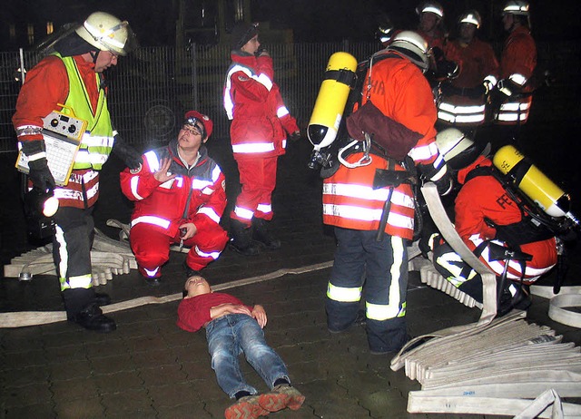 Die DRK-Ortsgruppe bernimmt die Verle...r aus der Lagerhalle gerettet wurden.   | Foto: Helmut Hassler