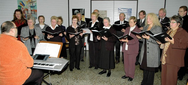 Vor fnf Jahren kurz vor der Auflsung...Chorleiter Markus Koch (links vorne).   | Foto: Regine Ounas-Krusel
