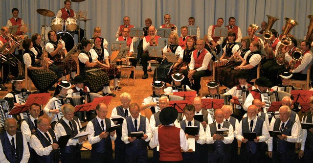 Die ber 100 Musiker und Snger aus dr...hlusskonzert im Kurhaus Hinterzarten.   | Foto: DIETER MAURER