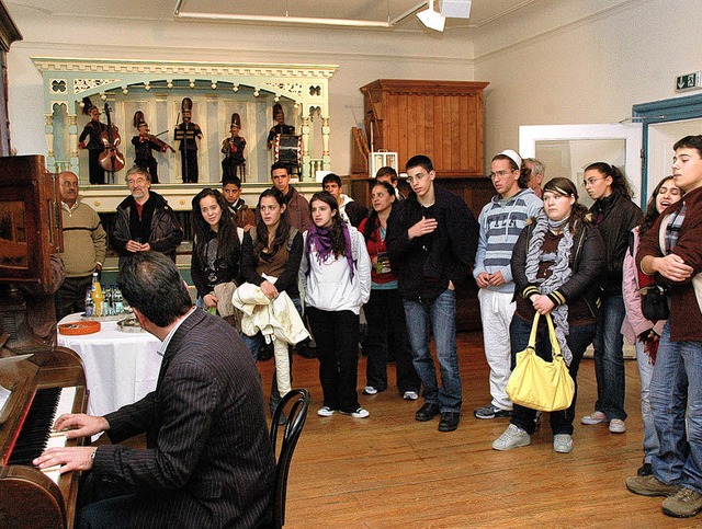 Brgermeisterstellvertreter Bernd Zick...rverstndigend mit Klavier und Musik.   | Foto: hubert bleyer