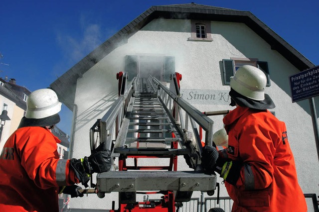 Aus dem Dachgeschoss der Bckerei dran...Feuerwehrmnner drei Personen bergen.   | Foto: monika rombach