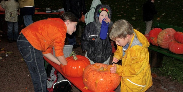 Frhliches Krbisaushhlen war im Stadtpark angesagt.   | Foto: Hege