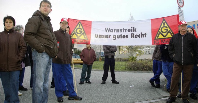 Mehr als 30 Mitarbeiter der Frhschich...rn die Arbeit fr eine Stunde nieder.   | Foto: Gramespacher