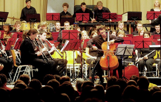 Solocellist Johannes Wirthle  wird, bi...8220; von Orchesternebeln eingehllt.   | Foto: wk