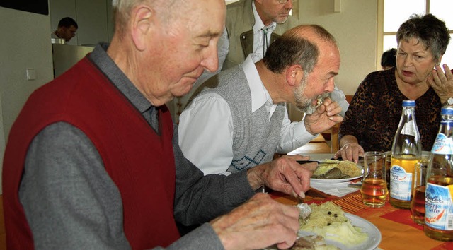 Zahlreiche Besucher lieen sich die Metzgete schmecken.  | Foto: Berger