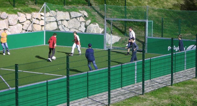 Das DFB-Minispielfeld hinter der Sport...ugendlichen in Beschlag genommen.       | Foto: Privat