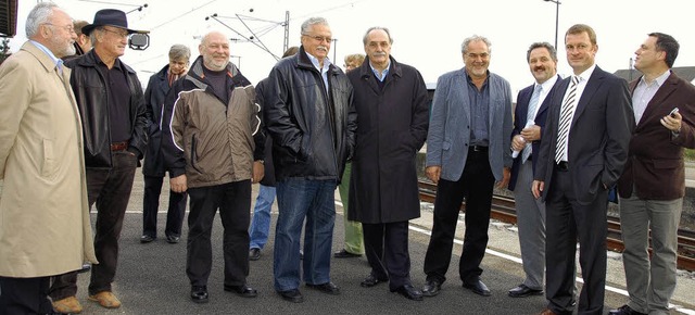 Ulrich Lusche (Zweiter von rechts) sow...Gste, die direkt zum Rathaus fuhren.   | Foto: Frey