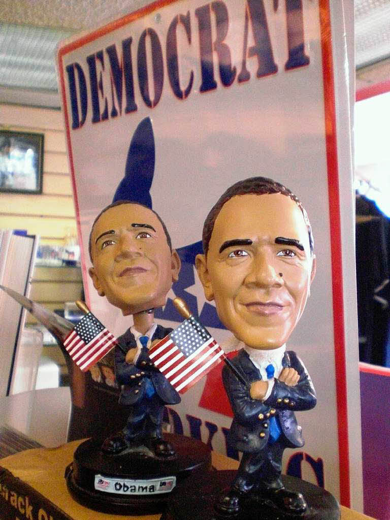 Die „Bobbleheads“ sind die US-Wahl-Accessoires schlechthin: Die kleinen Figuren wackeln mit ihren groen Kpfen, wenn ihnen ein Sto versetzt wird.