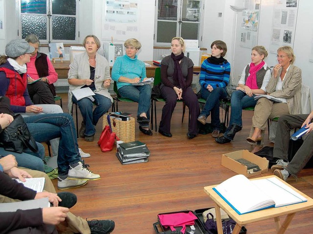 Schlerinnen und Schler  diskutieren ...end und nach der Pogromnacht von 1938.  | Foto: Kai Kricheldorff