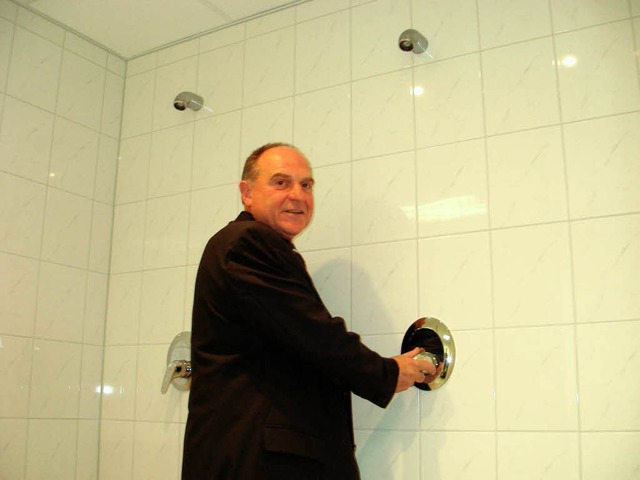 Der Vereinsvorsitzende Andreas Joos zeigt die neue Duschanlage  | Foto: Barbara Schmidt