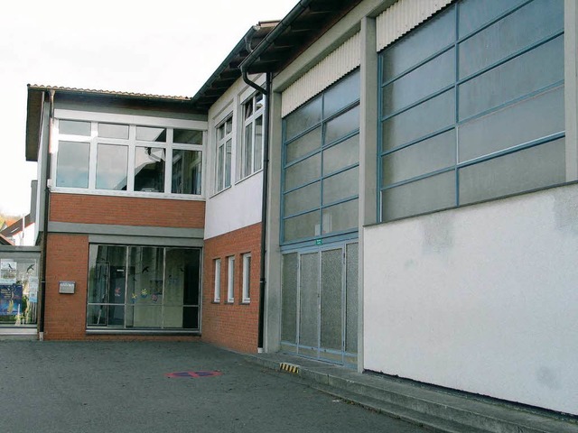 Die Halle in Rheinweiler (rechts) soll...zende Schule (links) saniert  werden.   | Foto: Jutta Schtz