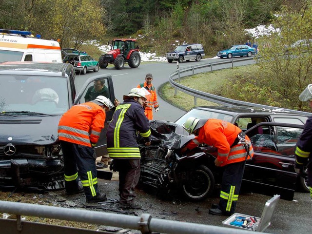 Auch bei diesem Unfall an der Kirchsteige war die Feuerwehr wieder gefordert.   | Foto: Peter  Stellmach