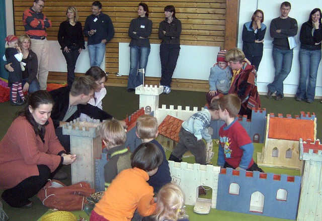 Die Kinder erobern  ihre neue Burg, die Erbauer freuen sich mit.   | Foto: privat