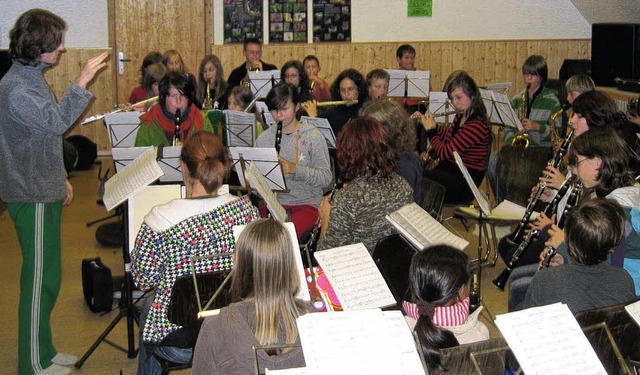 Fnfzig  Jungmusikerinnen und -musiker...r mit Galashow  am 29. November vor.    | Foto: Privat