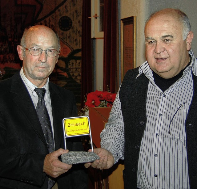 Auch Holger Jedele vom Straenbauamt (...e Horst Wolf  ein Erinnerungsgeschenk.  | Foto: hans-jochen voigt