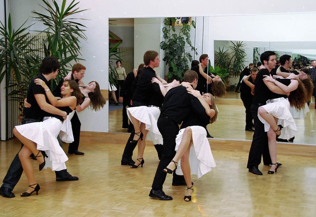 Proben in der Tanzschule Cyranek eifri...gen Paare der Dirty-Dancing-Formation   | Foto: Sedlak