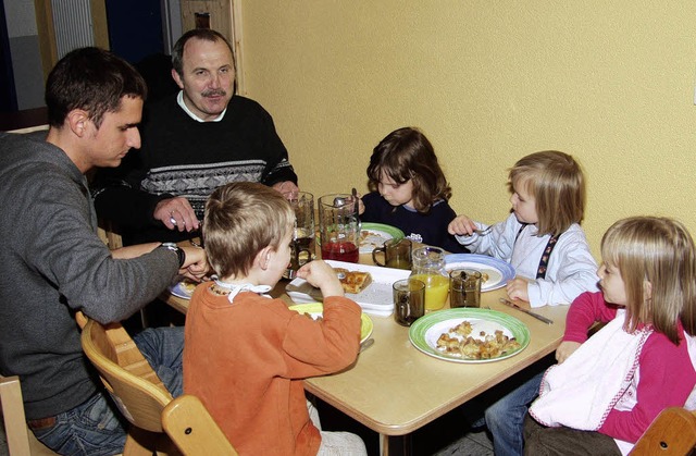 Brgermeister Knig lie sich in der G...belkindergartens das Essen schmecken.   | Foto: Silke Hartenstein