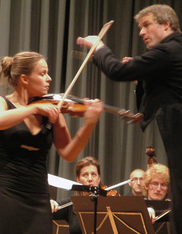 Solistin Julia Schrder und Dirigent Julian Gibbons   | Foto: Roswitha Frey