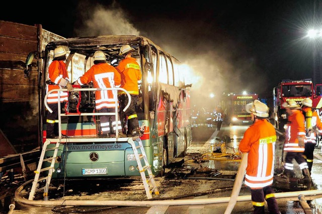 Der ausgebrannte Bus  | Foto: ddp