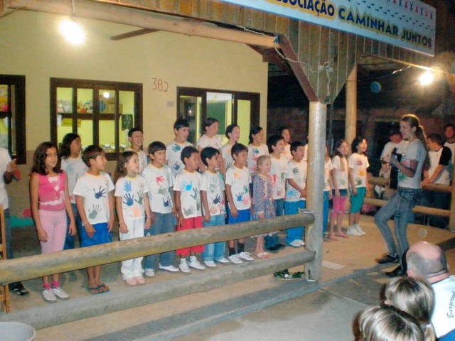 Kinder der Schule &#8222;Caminhar Junt...Dankeschn an die Endinger Spielleute.  | Foto: Roland Vitt Aufnahme Privat