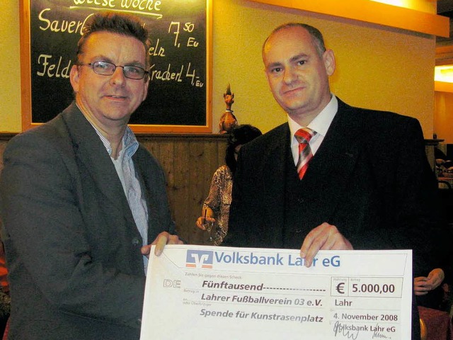 Rainer Richter von der Volksbank (rech...V-Vorsitzender, eine 5000-Euro-Spende.  | Foto: BZ