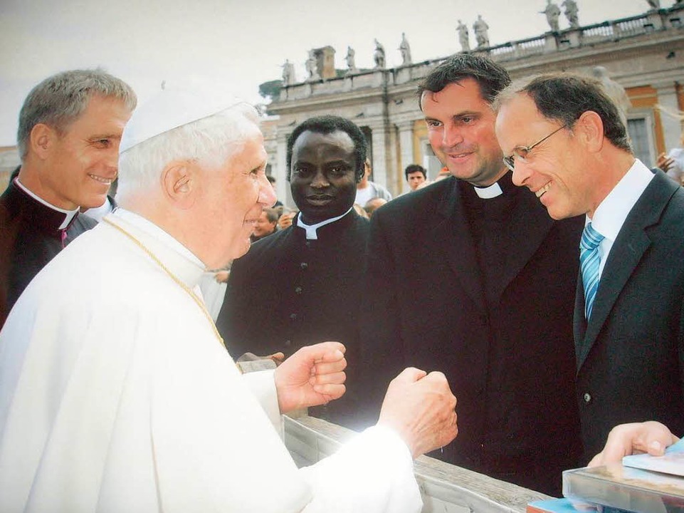 Wyhls Brgermeister Joachim Ruth  und ...t Benedikt XVI bei der Generalaudienz.  | Foto: Silvio Feiner