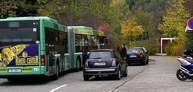 Ganz schn eng: Wenn vor der Bushaltes...Mhe beim Schulzentrum durchzukommen.   | Foto: albert greiner