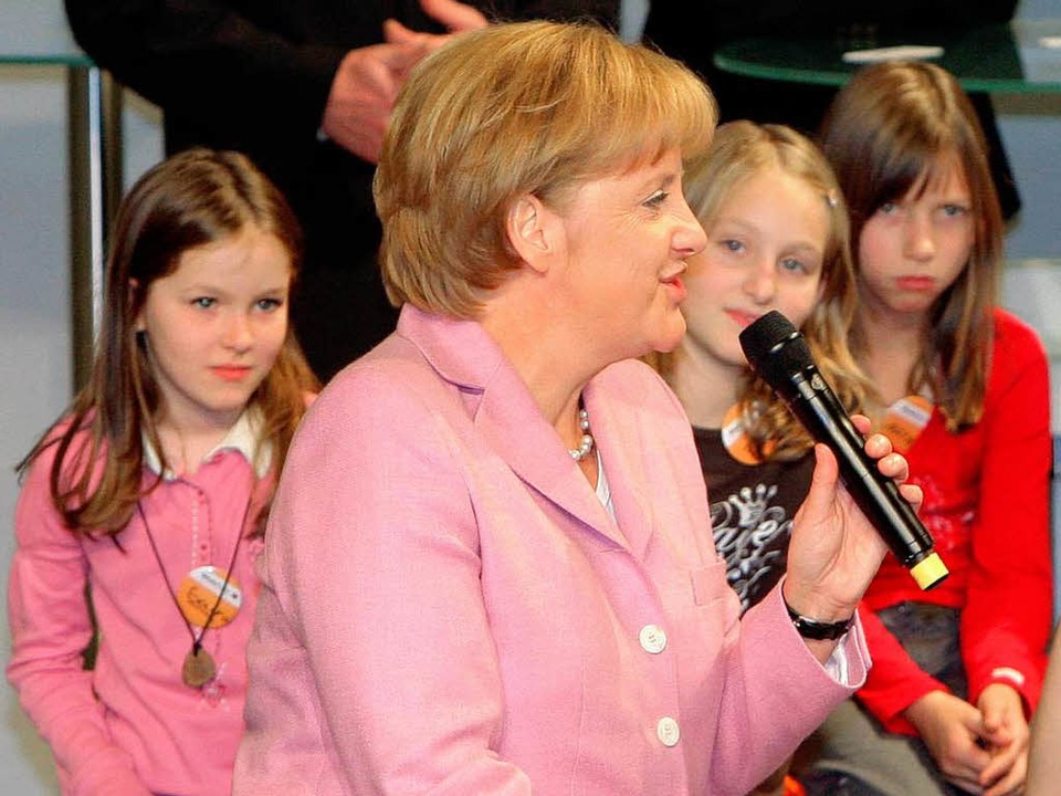Bildungsgipfel 2008: Bundeskanzlerin A... die Politik die Weichen stellen muss.  | Foto: dpa