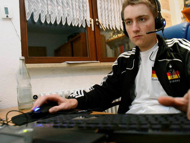Hochkonzentriert trainiert Pascal an seinem Sportgert &#8211; einem Computer.  | Foto: Patrik Mller