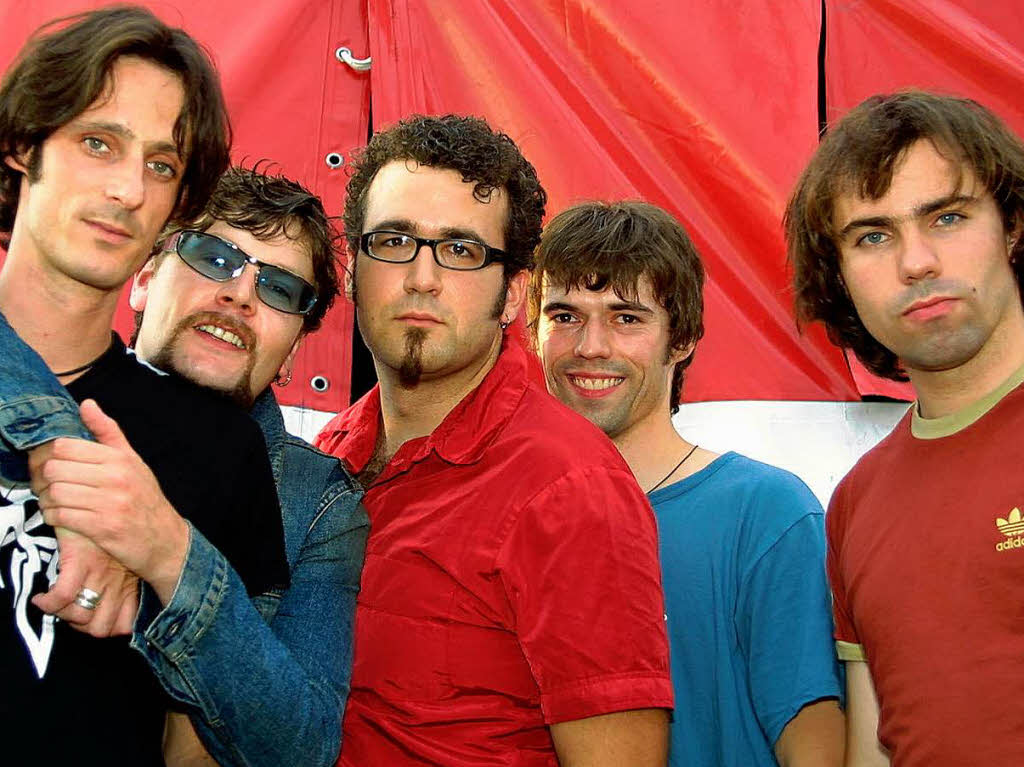 Die Band vor dem Auftritt beim Freiburger Zeltmusikfestival im Jahr 2001.