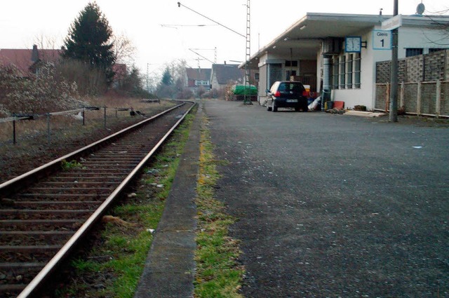 Noch ist&#8217;s  ruhig am   Bahnsteig...   hier   tglich  Zge  halten.        | Foto: Michaelis