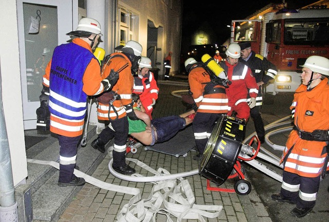 Unter den kritischen Blicken von Kreis...bung gemeinsam mit dem rtlichen DRK.  | Foto: Alfred peter