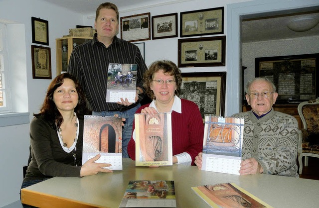 Neuer Jahreskalender: Monika Keller, R...m Torhusle den Kalender fr 2009 vor.  | Foto: dieter erggelet