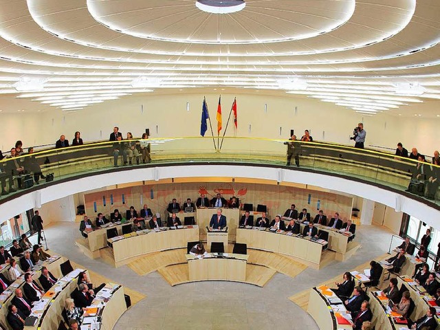 Blick in den Plenarsaal des hessischen Landtags in Wiesbaden  | Foto: dpa