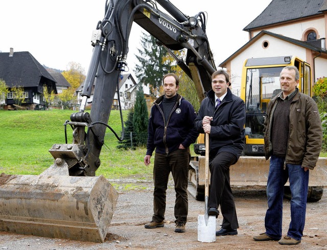 Mit dem ersten Spatenstich wurde der A...ben, Thomas Schfer und Mario Kappis.   | Foto: Christian Breithaupt