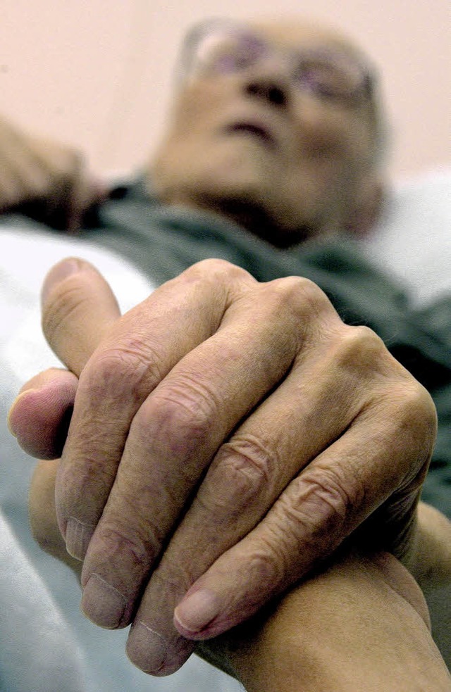 Die Diakonie entlastet Angehrige bei der Pflege Kranker.   | Foto: ddp