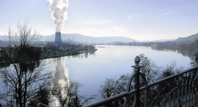 Nur der Rhein trennt das Atomkraftwerk... beiden Seiten nicht bercksichtigt.    | Foto: Huber