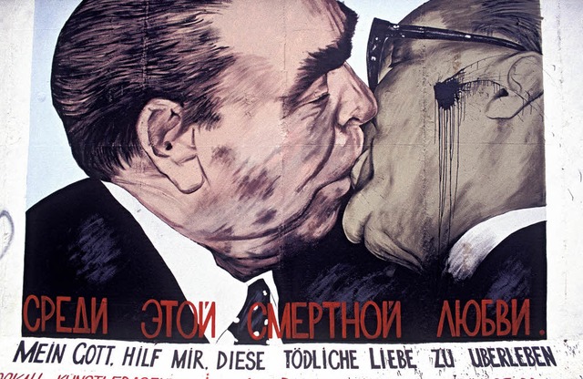 Mundgeruch  alter Regime: Leonid Bresc...(li.) und Erich Honecker auf der Mauer  | Foto: Schweitzer
